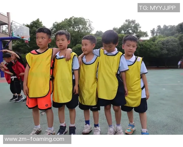 明星在家中挥洒汗水打篮球展现运动魅力与生活乐趣